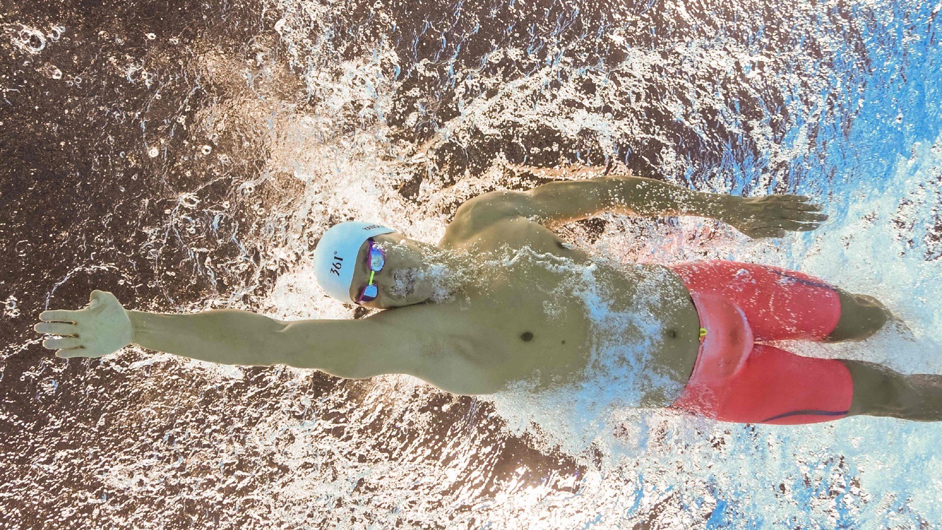 AIYOUXI.COM-荷兰女队蝶泳速度惊艳全场，荷兰女游泳运动员