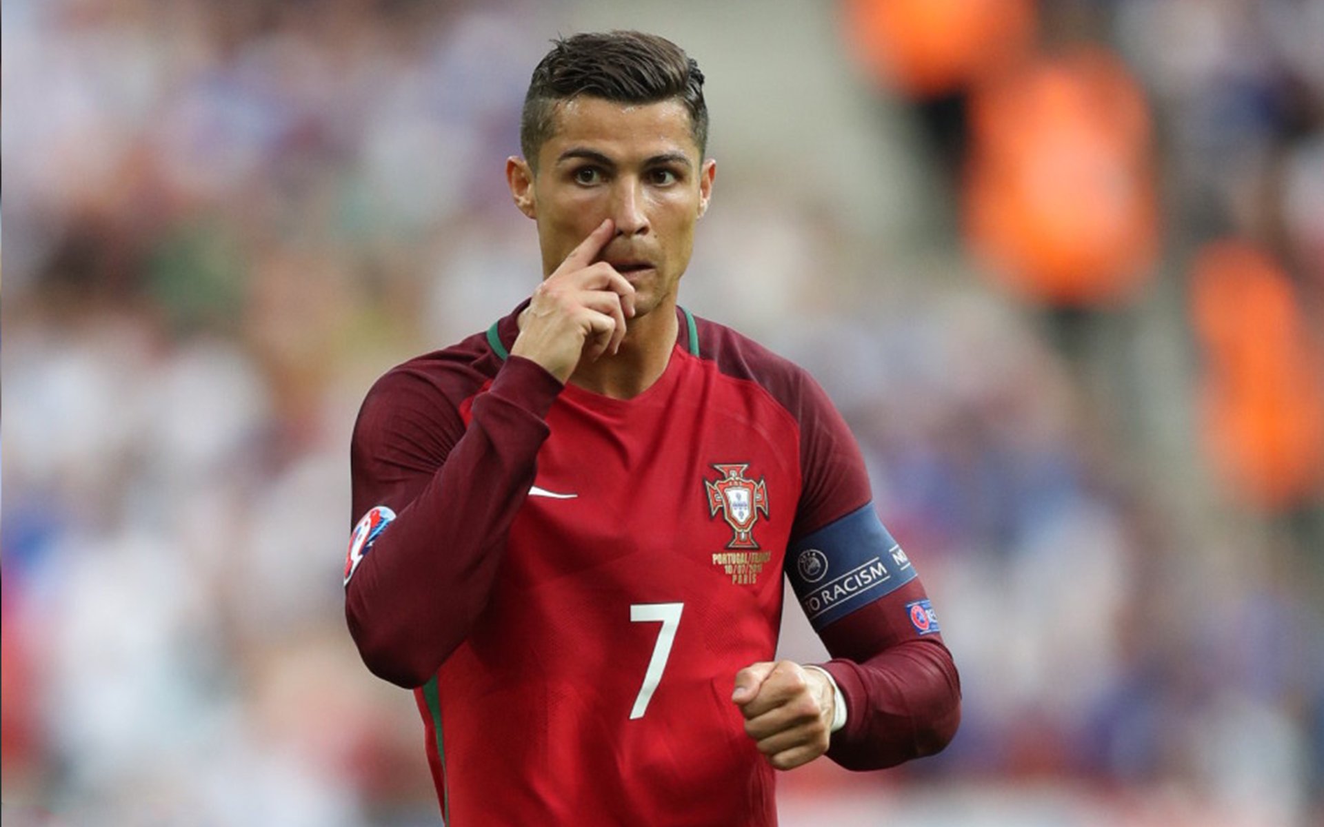 足球装备科技创新，减轻球员负担同时提升性能，足球装备的重要性