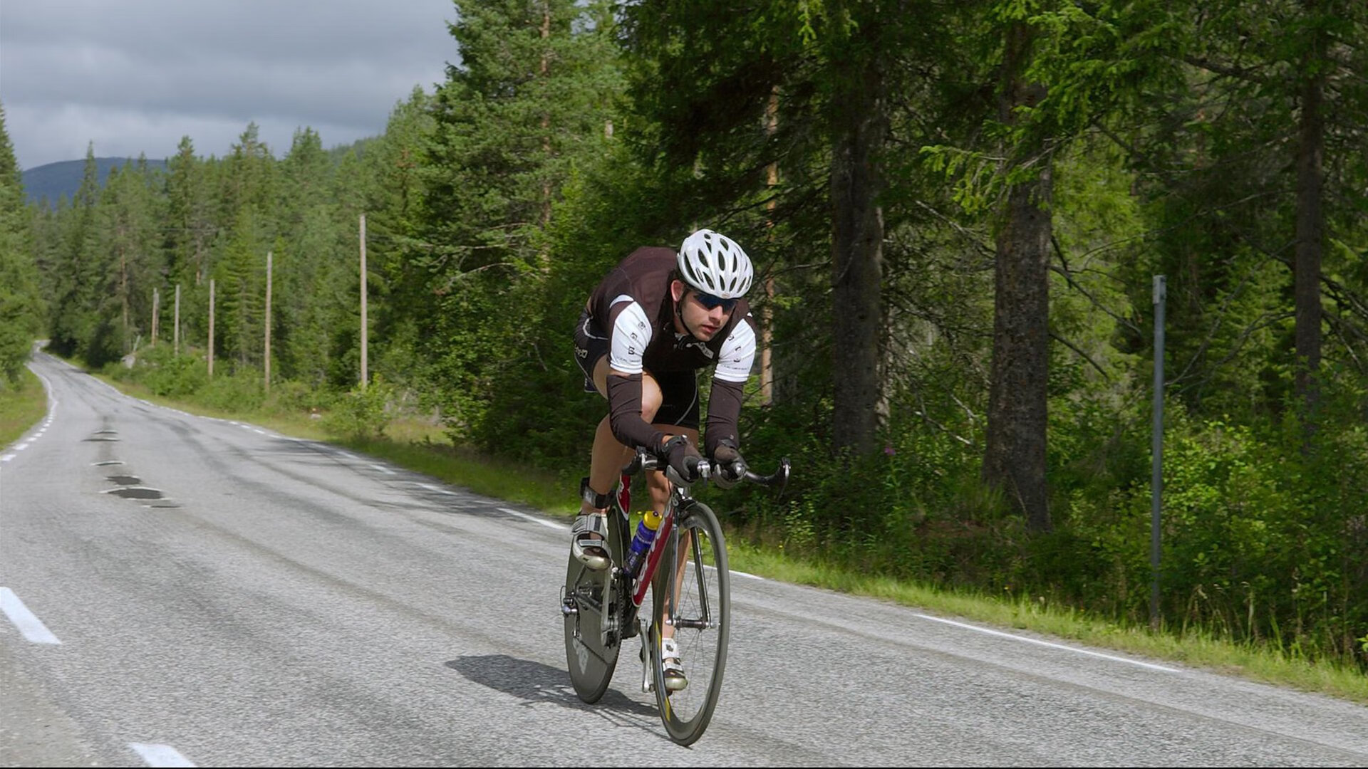爱游戏 电竞-麦肯齐：全黑队的快速反击王，用超快的速度和精确的传球让对手措手不及